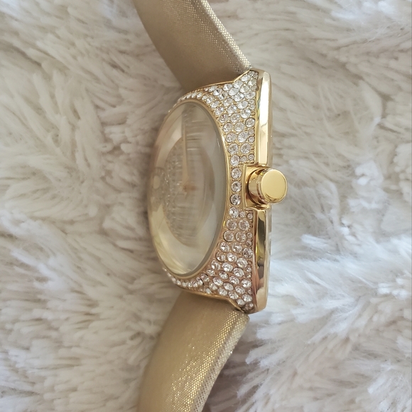 GUESS Gold Swarovski Crystal Watch - Picture 11 of 12